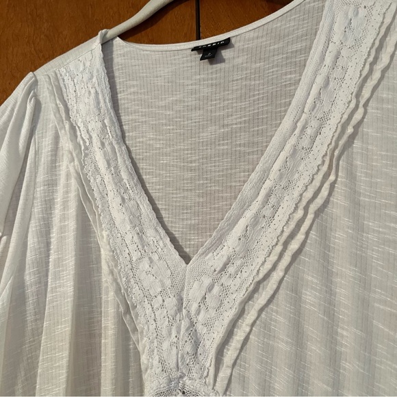 Torrid Lace Inset White Flutter Sleeve Babydoll V-neck Blouse | size 2 - Picture 4 of 8